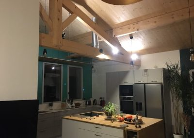 Intérieur avec charpente apparente dans maison à ossature bois MOB