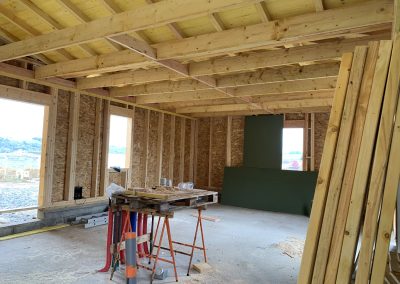 Intérieur, plancher et charpente de la maison à ossature bois