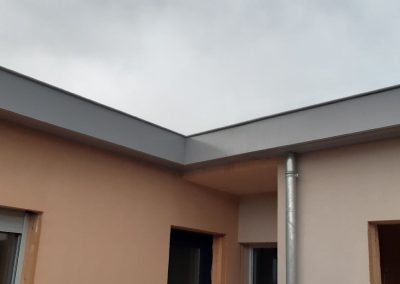 Détail de la zinguerie, bandeau en aluminium pour une maison ossature bois à Lièrgues