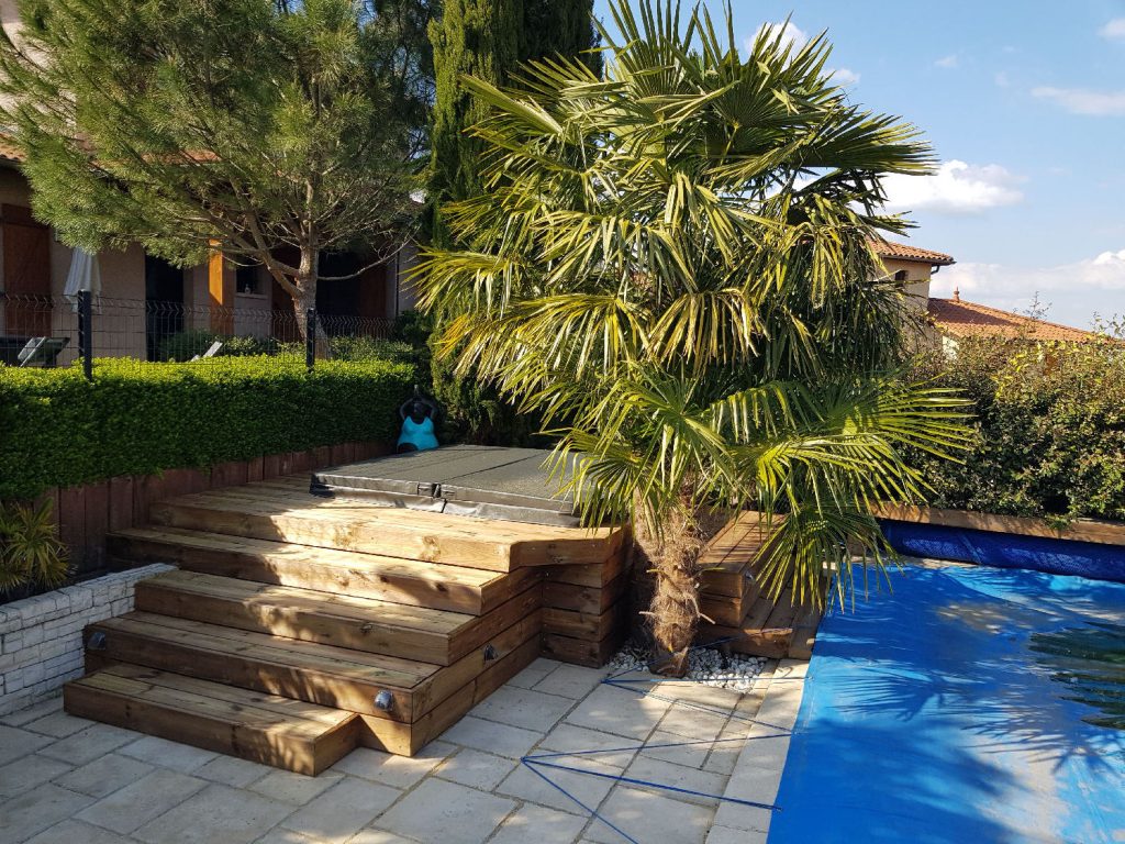 Habillage d'un Jacuzzi en bois avec escalier à Trévoux