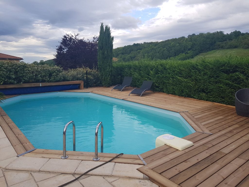 Terrasse bois de piscine commune de Pommiers