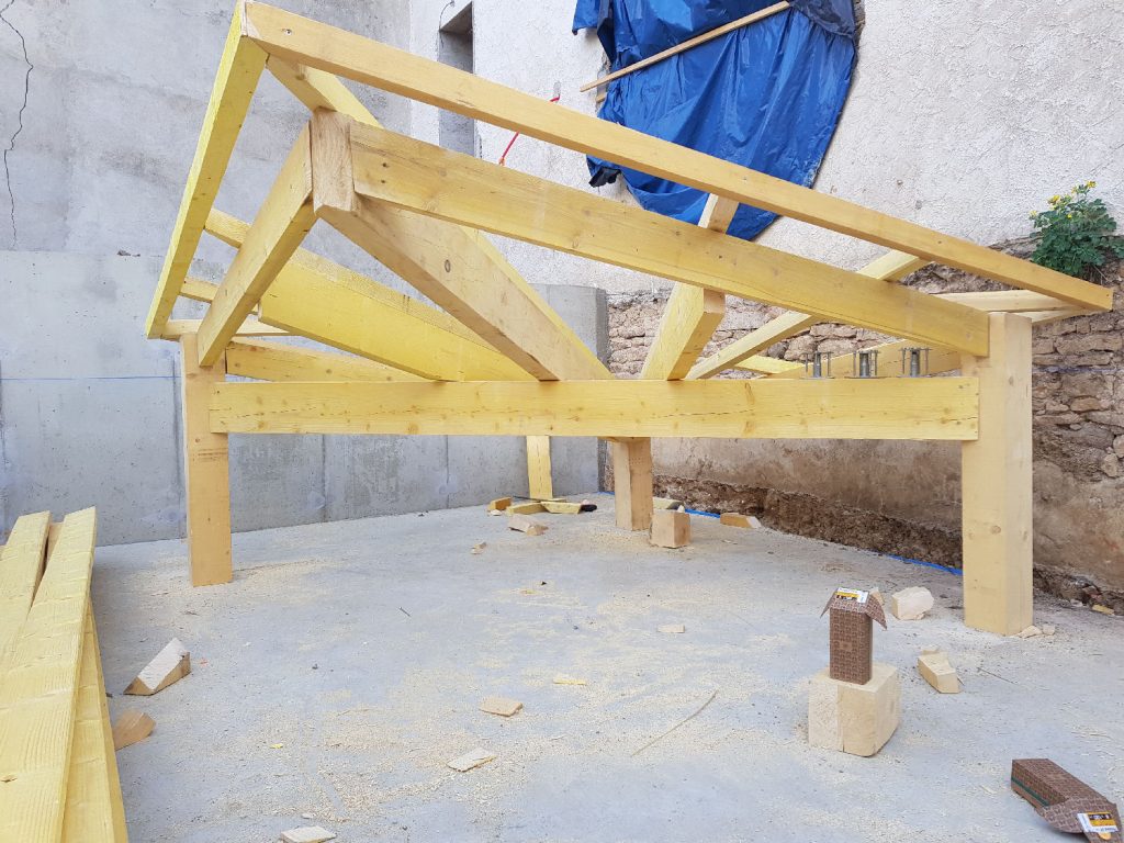 Auvent trois poteaux charpente Chazay d'Azergues