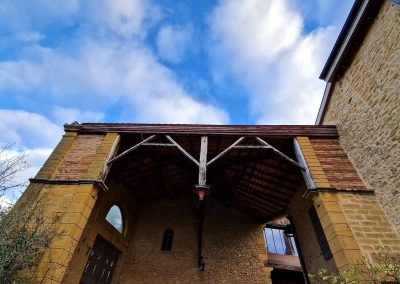 Porche avec ancien poinçon ornementé