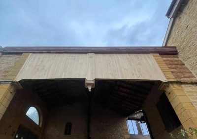 Vue du porche avec son poinçon